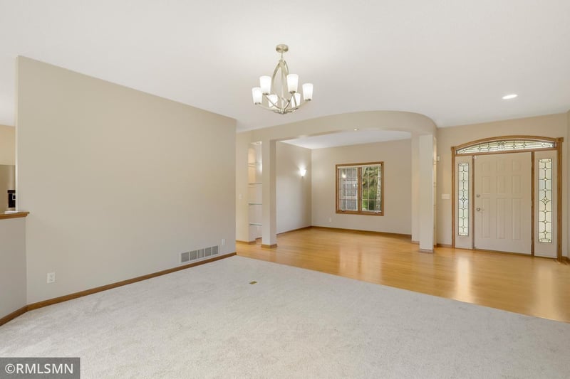 682 Huntington Ct S, Maplewood, MN 55119