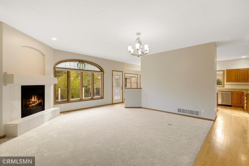 682 Huntington Ct S, Maplewood, MN 55119