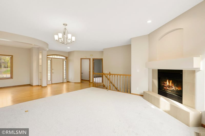 682 Huntington Ct S, Maplewood, MN 55119