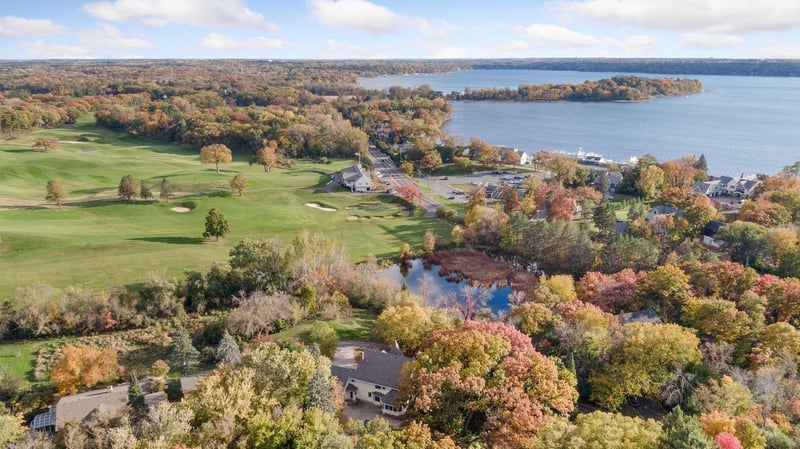 19 Meadow Ln, Dellwood, MN 55110