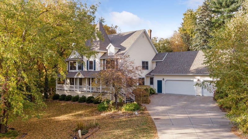 19 Meadow Ln, Dellwood, MN 55110