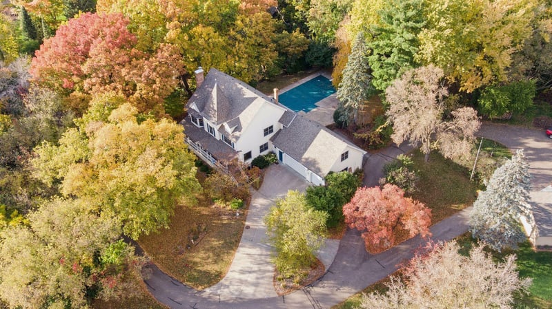 19 Meadow Ln, Dellwood, MN 55110