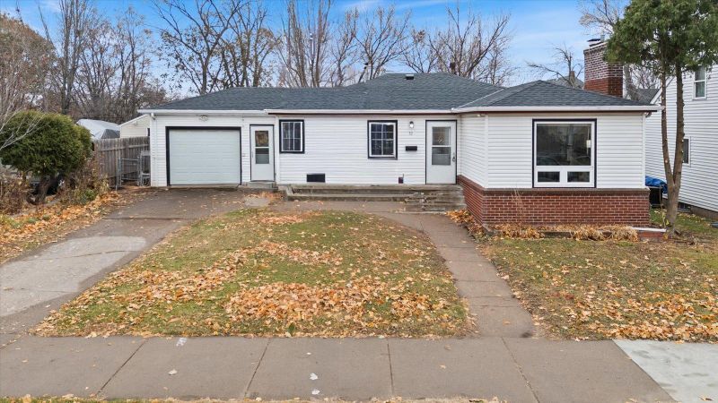 32 Jessamine Ave E, Saint Paul, MN 55117