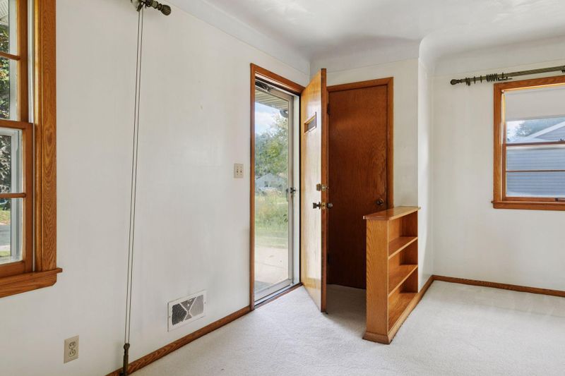 1076 Mckee St, Eagan, MN 55121