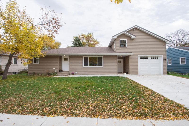 1712 12th St S, Moorhead, MN 56560