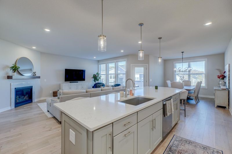 7582 Oak Hill Rd, Woodbury, MN 55129