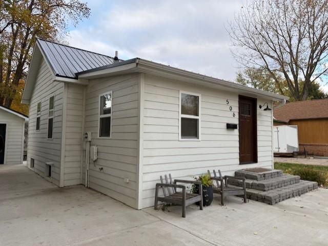 506 16th St, Windom, MN 56101