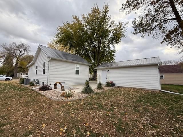 506 16th St, Windom, MN 56101