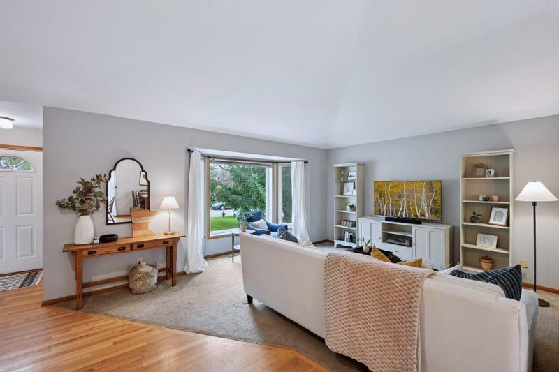 1078 Overlook Dr, Chaska, MN 55318