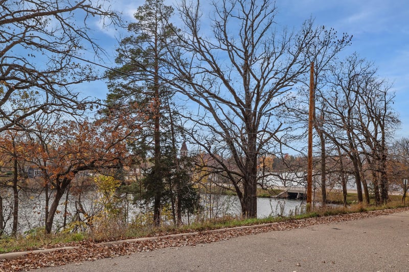 305 1st Ave SE, New London, MN 56273