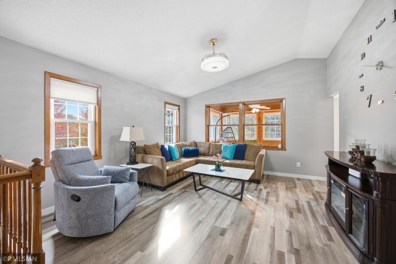 3598 Gershwin Ln N, Oakdale, MN 55128