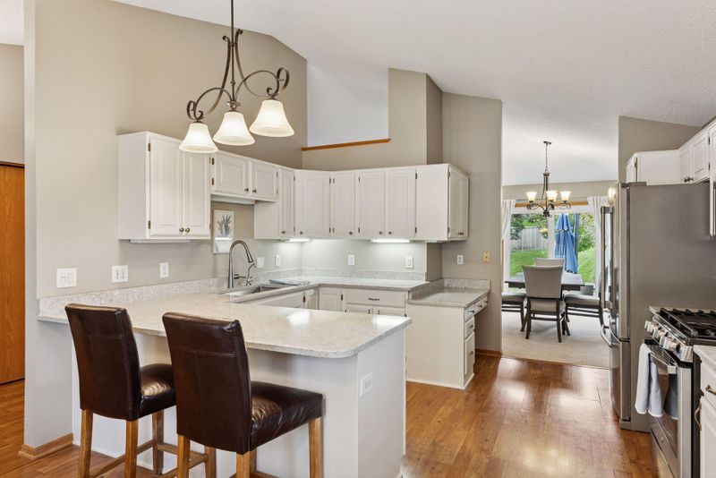 1102 Fallbrook Ln, Woodbury, MN 55125