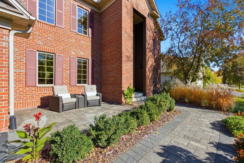 2284 Stone Creek Ln W, Chanhassen, MN 55317
