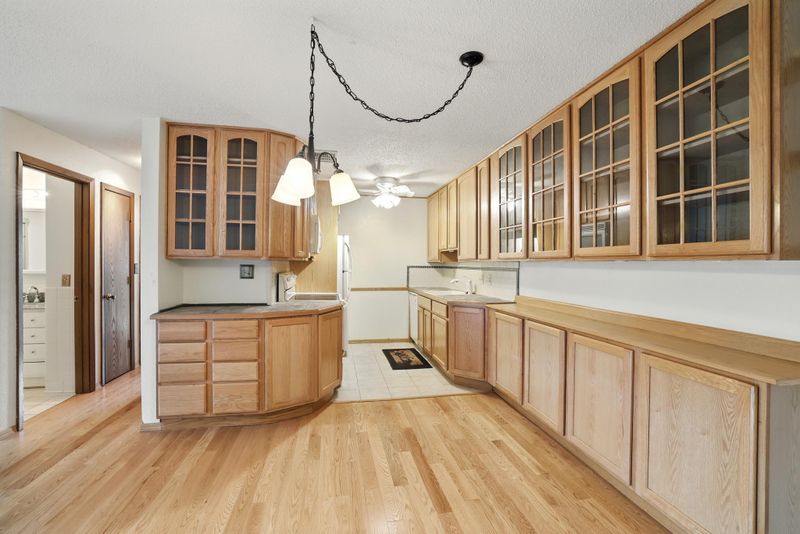 4 Pine Tree Dr #233, Arden Hills, MN 55112