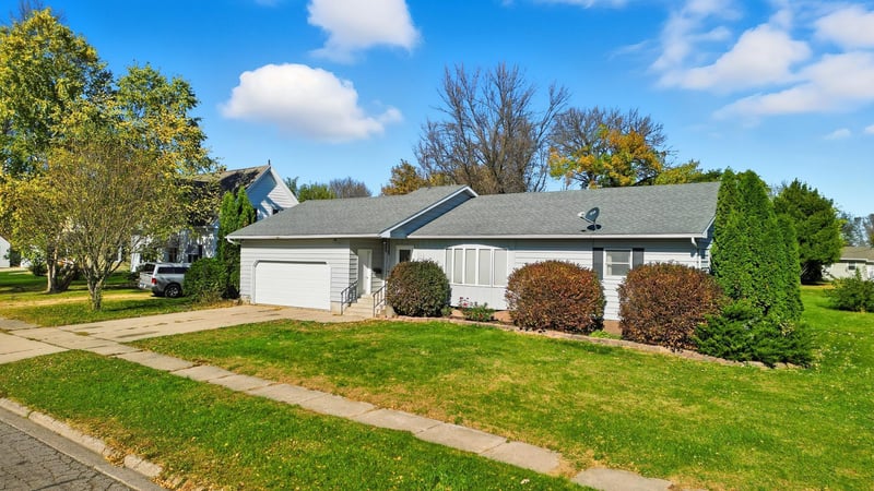 309 E Iowa St, Elmore, MN 56027