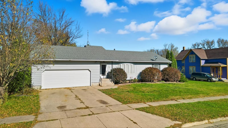 309 E Iowa St, Elmore, MN 56027
