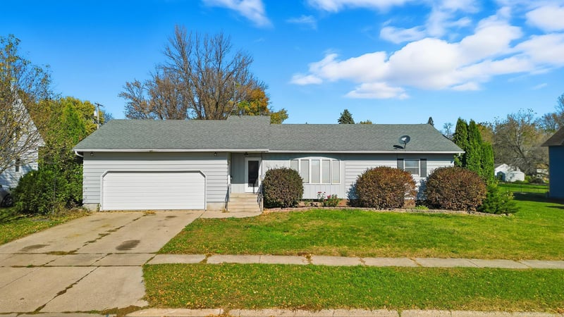 309 E Iowa St, Elmore, MN 56027