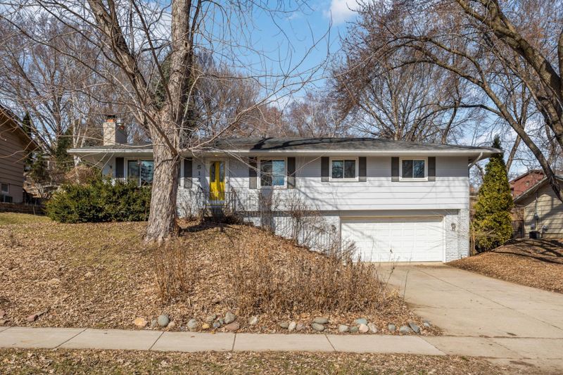5124 Heritage Hills Dr, Bloomington, MN 55437