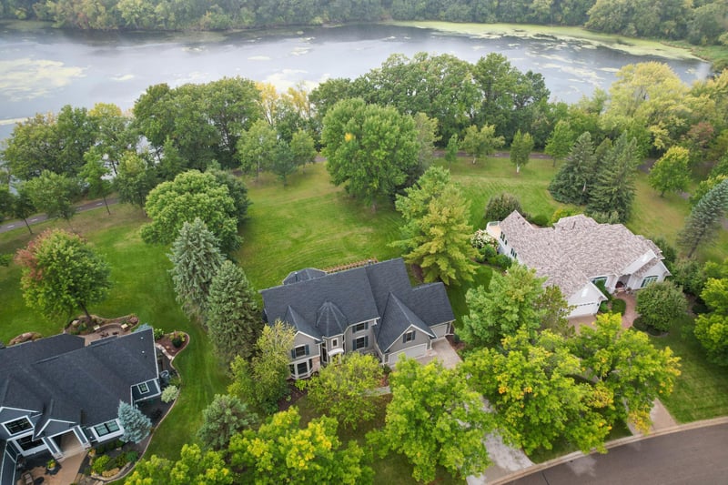2628 Town Lake Dr, Woodbury, MN 55125