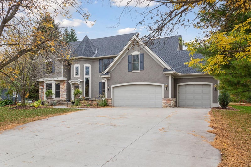 2628 Town Lake Dr, Woodbury, MN 55125