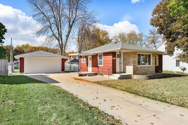 1052 Grandview Ave, Owatonna, MN 55060
