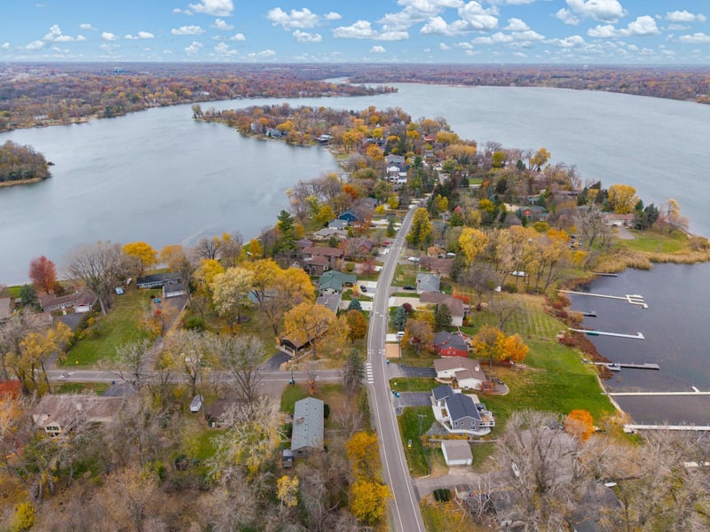 115 Peninsula Rd, Medicine Lake, MN 55441