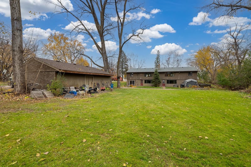 115 Peninsula Rd, Medicine Lake, MN 55441