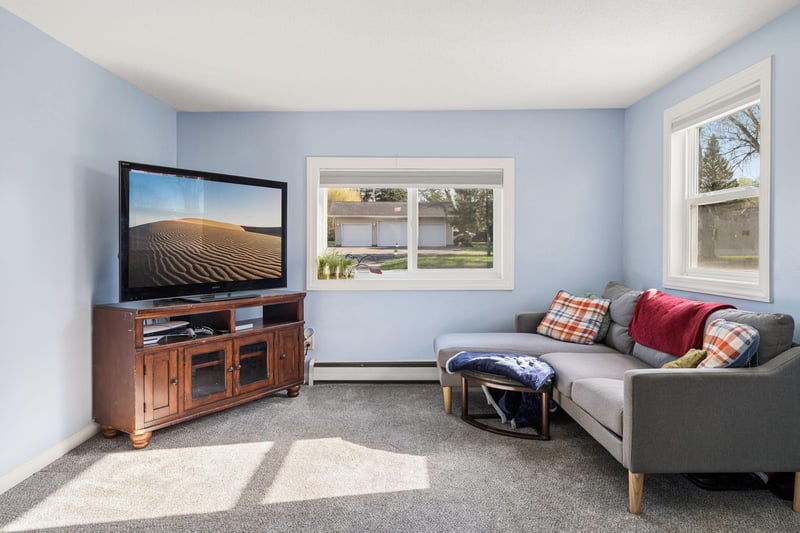 105 E Franklin St, Morristown, MN 55052