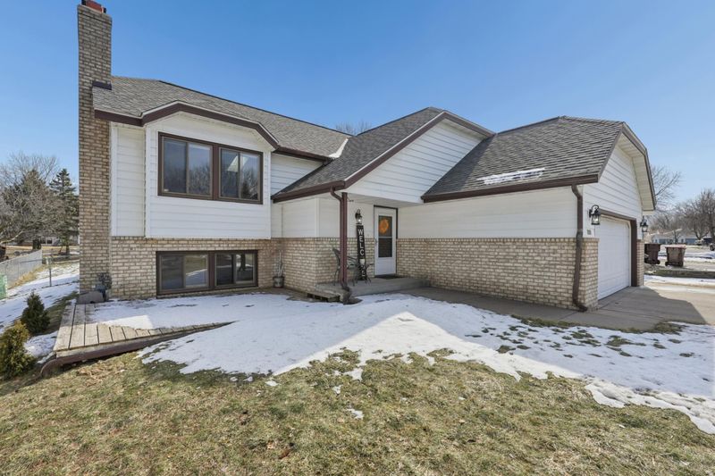 1831 Helena Rd N, Oakdale, MN 55128