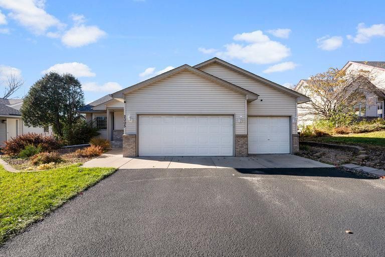 2005 Edgemont St N, Maplewood, MN 55117
