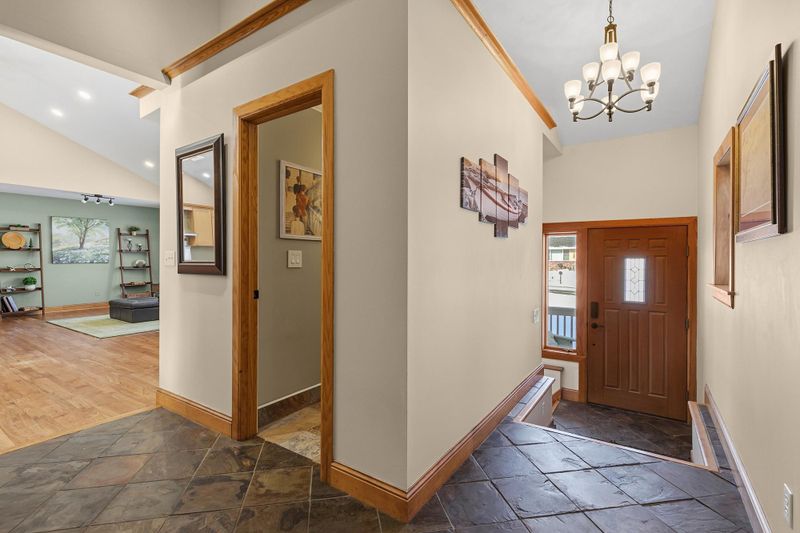 1432 Rose Pl, Roseville, MN 55113