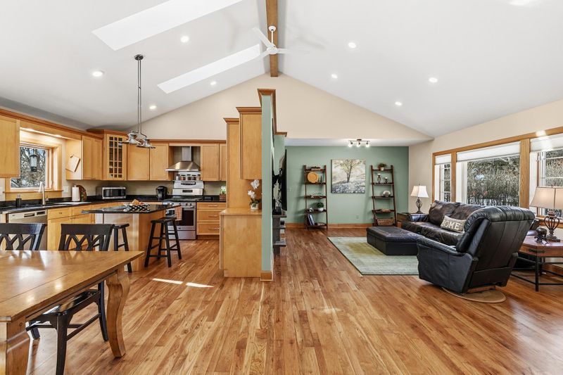 1432 Rose Pl, Roseville, MN 55113