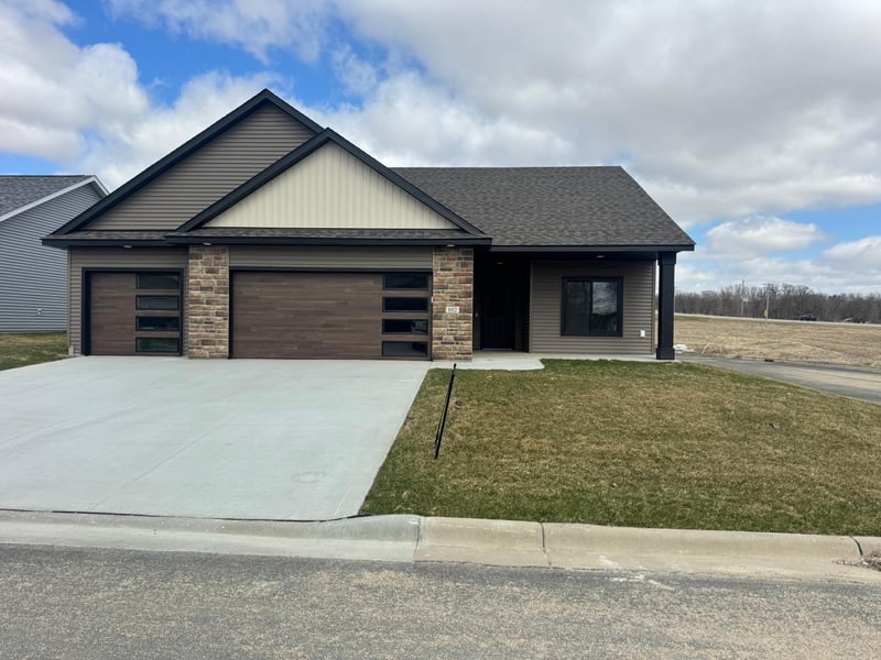 102 Fairway St, Zumbrota, MN 55992