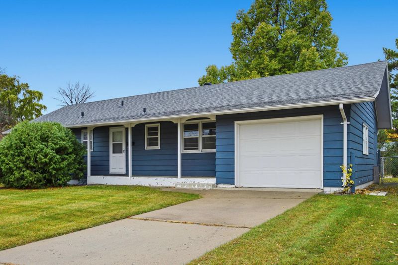 537 Maple Ln, Moorhead, MN 56560