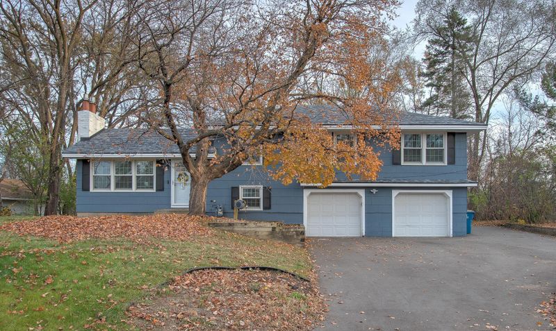 4652 Morris Cir, Bloomington, MN 55437