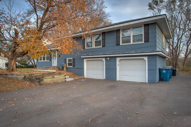 4652 Morris Cir, Bloomington, MN 55437