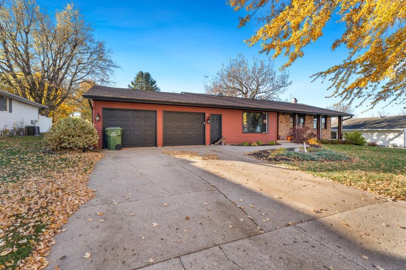 957 Miles Dr, Worthington, MN 56187