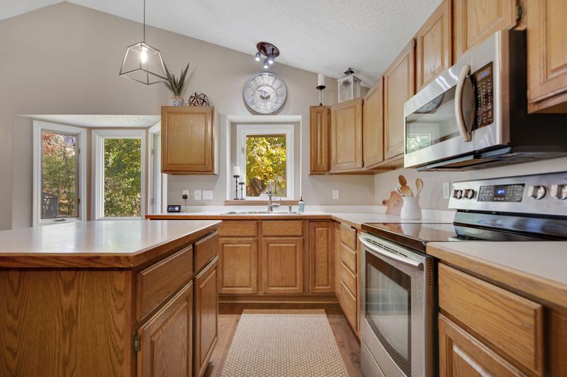745 Mill Run Cir, Eagan, MN 55123