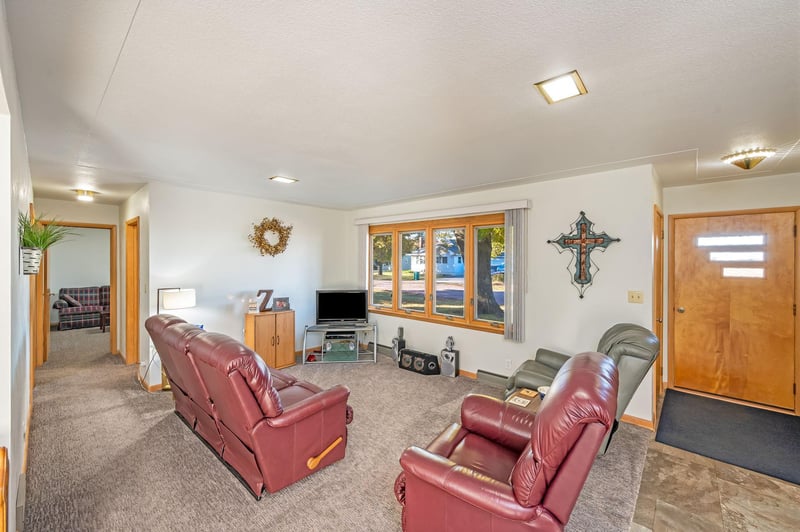 230 N Lindberg Ave, Dunnell, MN 56127