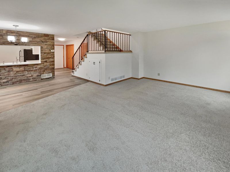 1410 Granada Trl N, Oakdale, MN 55128