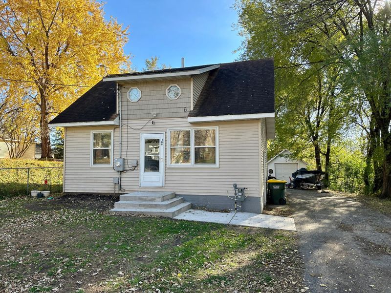 109 1st Ave NW, New London, MN 56273