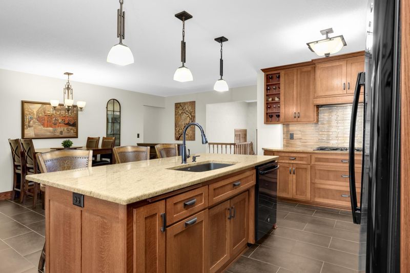 1101 Knob Hill Rd, Burnsville, MN 55337