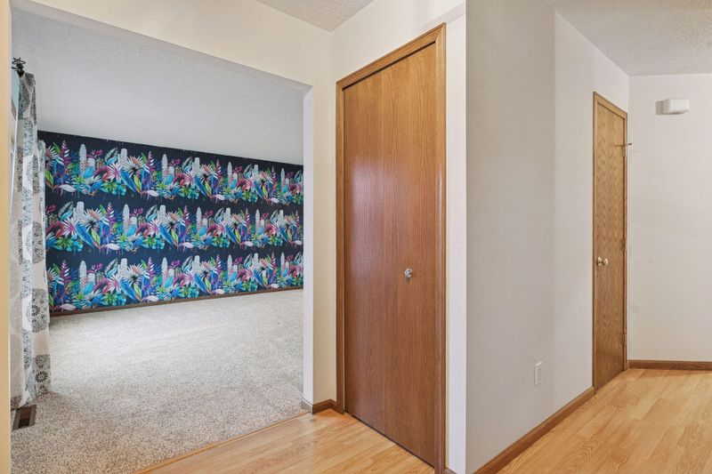 2423 Mailand Rd E, Maplewood, MN 55119