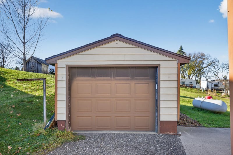 553 3rd Ave NE, Mazeppa, MN 55956