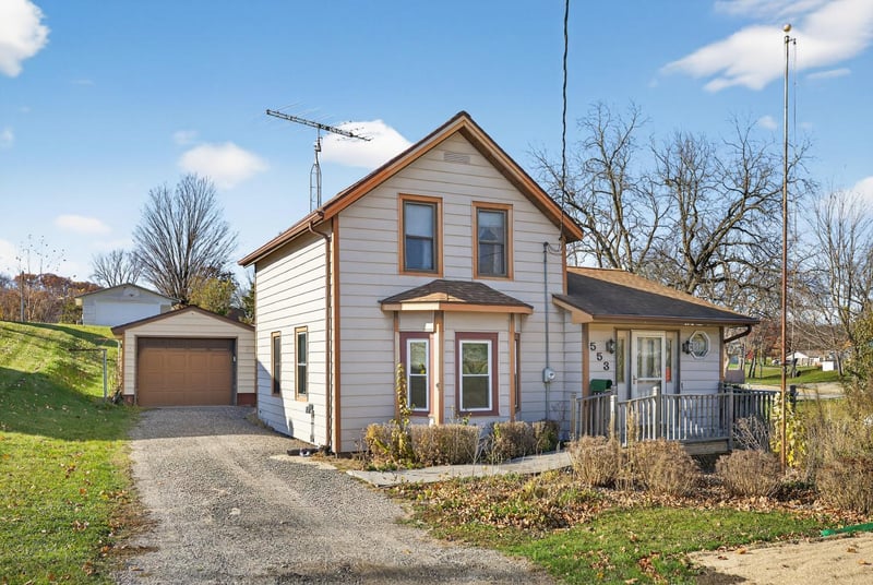 553 3rd Ave NE, Mazeppa, MN 55956