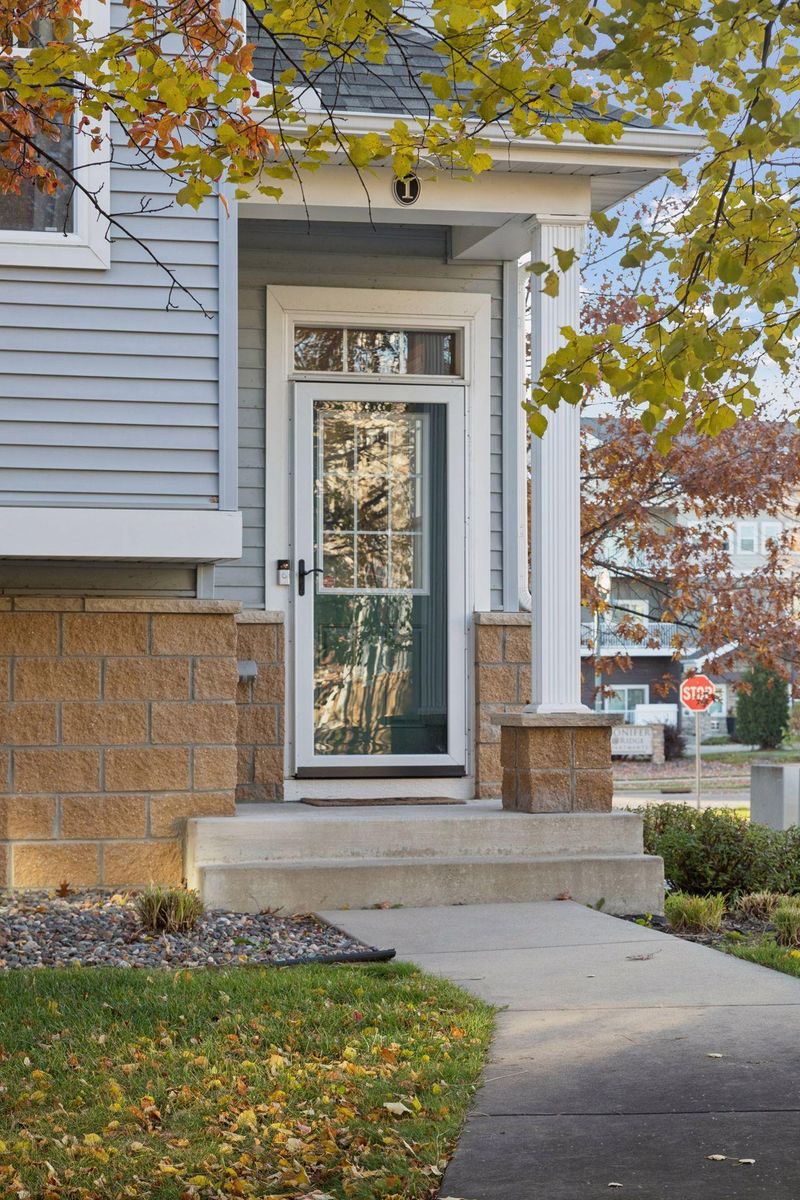 1666 Village Trl E #1, Maplewood, MN 55109