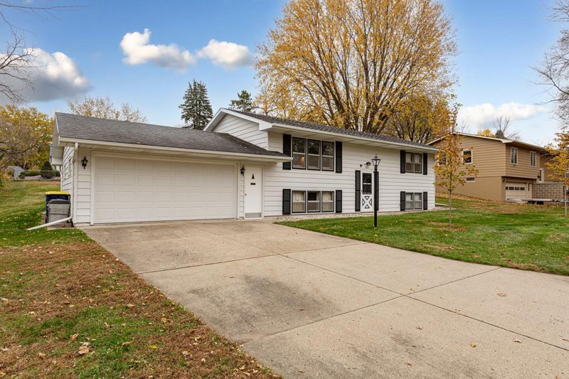 821 Valley View Rd, Faribault, MN 55021