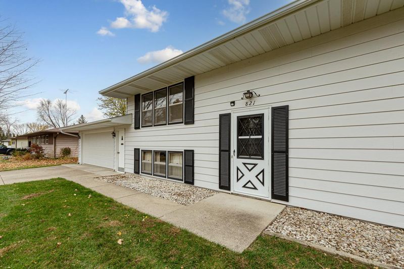 821 Valley View Rd, Faribault, MN 55021