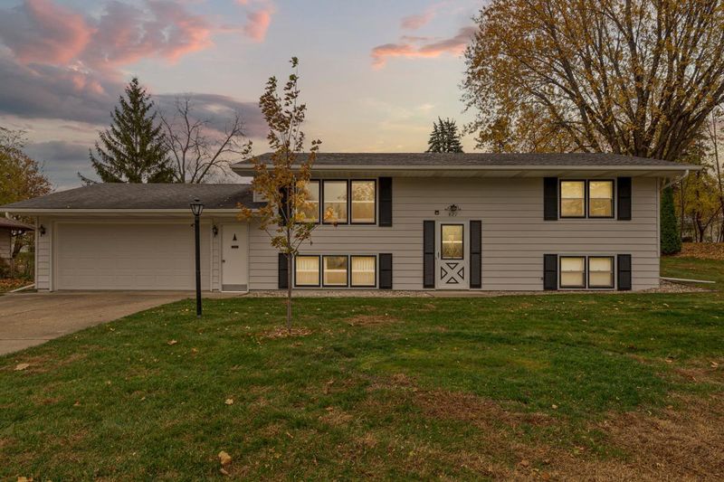 821 Valley View Rd, Faribault, MN 55021