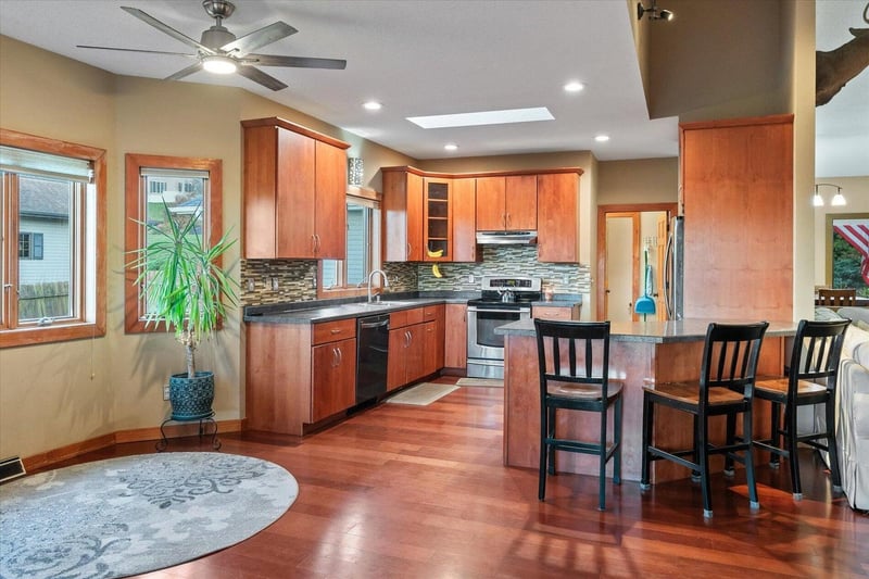 726 N 4th St, La Crescent, MN 55947